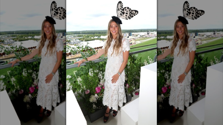 Jemima Howden dans une robe blanche à Royal Ascot 2026.