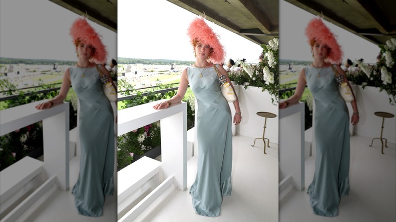 Talitha Howden au Royal Ascot 2026 sur une robe bleue et un hatinator rose.