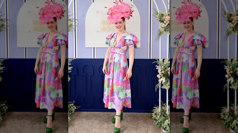 Camilla Kerslake en robe fleurie et hatinator rose à Royal Ascot 2026.