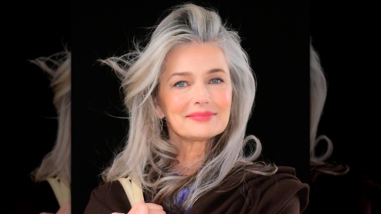 Paulina Porizkova a été photographiée marchant devant CBS Studio à New York en 2025 avec ses cheveux gris au vent alors qu'elle tenait son sac à main.