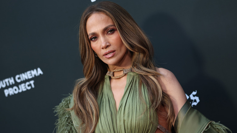 Jennifer Lopez dans une robe verte avec les cheveux détachés