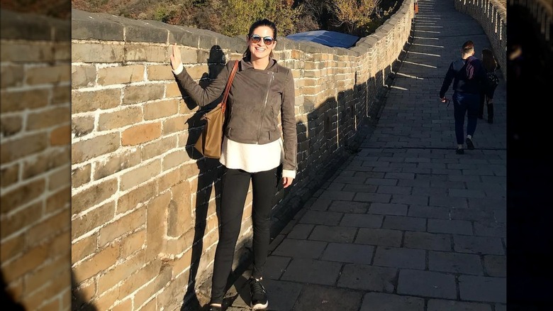 Kaitlan Collins sourit alors qu'elle pose en train de visiter la Grande Muraille de Chine (2017)