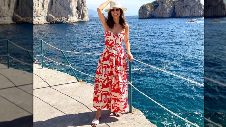 Kaitlan Collins pose pour une photo pendant ses vacances en Italie (2021)