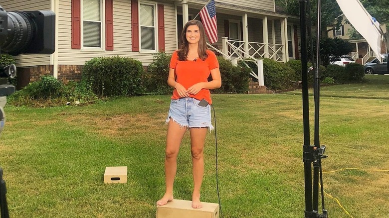 Kaitlan Collins se tient devant la maison de sa sœur et sourit (août 2019)