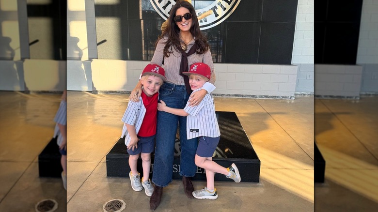 Kaitlan Collins pose pour une photo avec ses neveux lors d'un match de l'Université d'Alabama