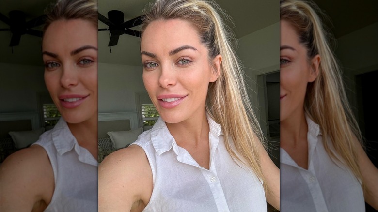 Crystal Hefner sourit dans un débardeur blanc