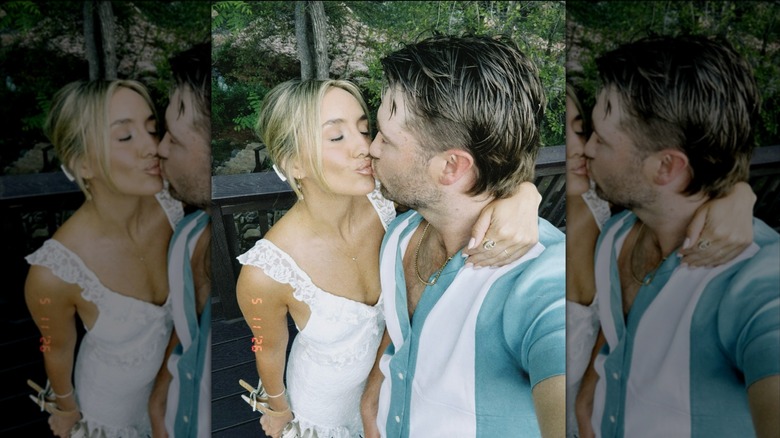 Lainey Wilson embrasse son mari Duck dans sa robe de mariée