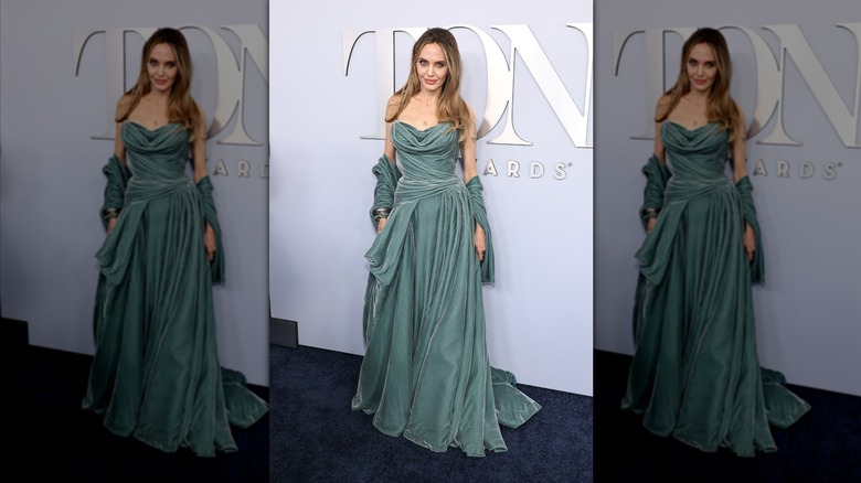 Angelina Jolie pose dans une robe turquoise.