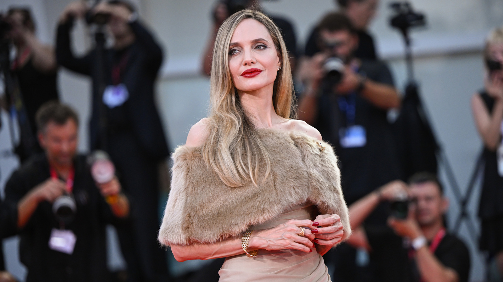 Angelina Jolie figure rarement sur les listes des moins bien habillées et ces tenues montrent pourquoi