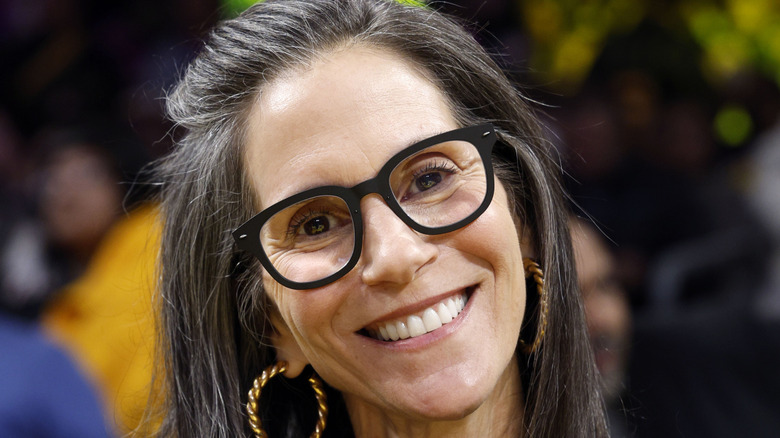Jami Gertz portant des lunettes et pas de maquillage lors d'un match Altanta Hawks contre Los Angeles Lakers