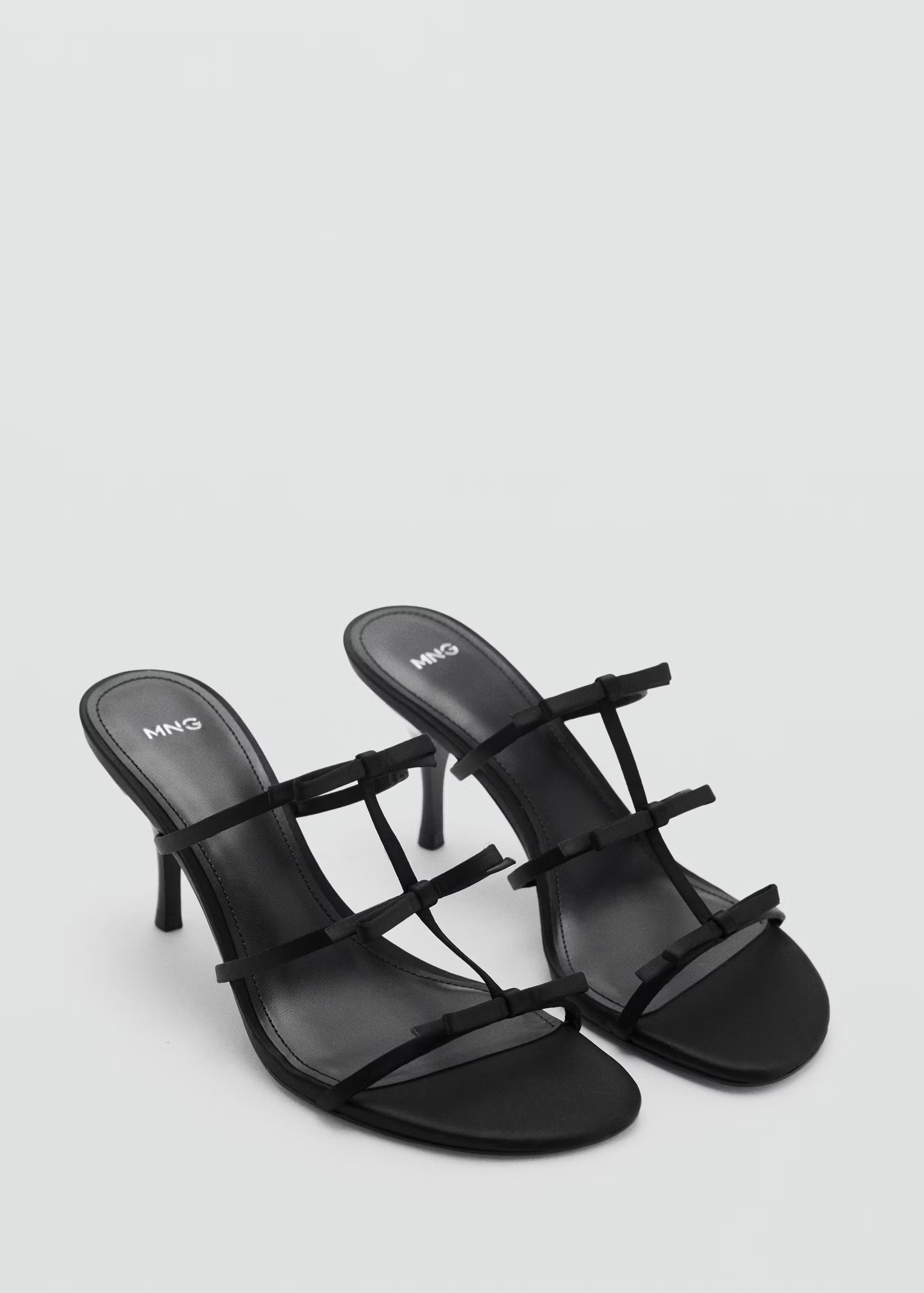 Sandales noires de Mango Outlet. De 39,99 euros à 25,99 euros.