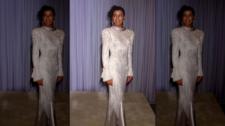 Irene Cara portant une robe perlée aux Oscars 1986