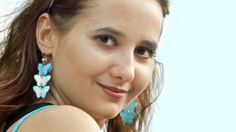 Une femme portant des boucles d'oreilles papillon