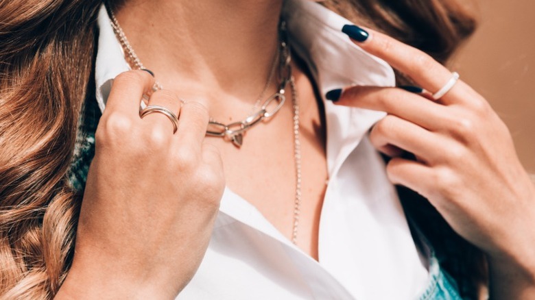 Une femme portant un collier de trombone
