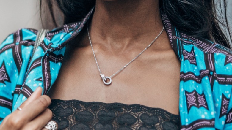 Une femme portant un collier minimaliste