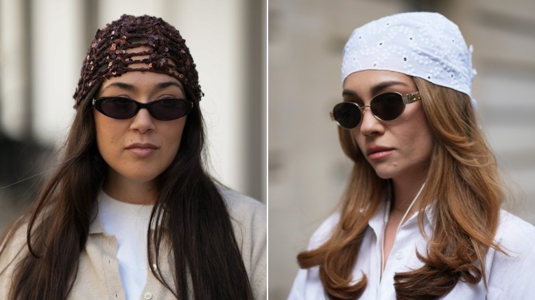 Une femme portant un bonnet au crochet et une autre portant un foulard