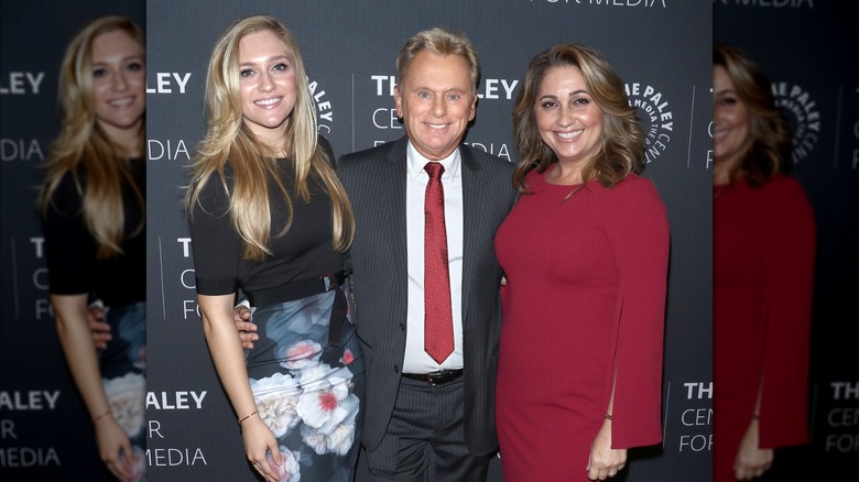 Maggie Sajak pose avec ses parents Pat Sajak et Lesly Brown sur le tapis rouge lors d'un événement à New York en 2017.