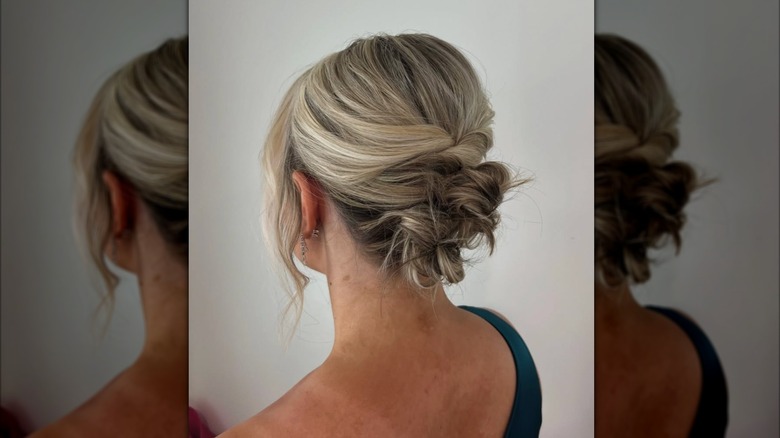 Une femme montre son chignon bas.