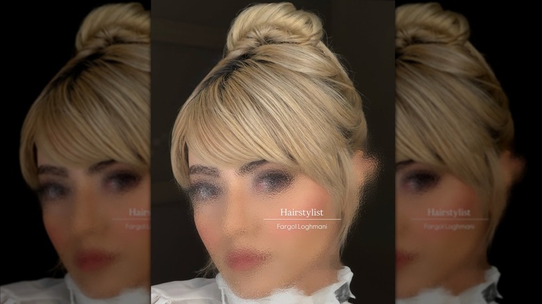 Une femme avec un chignon lissé.