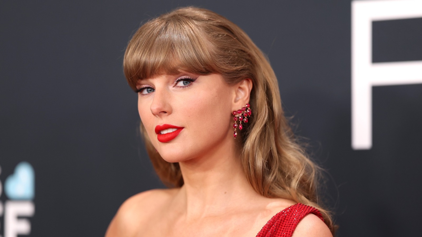 6 coiffures que Taylor Swift pourrait adopter pour mettre en valeur sa frange emblématique lors de son mariage