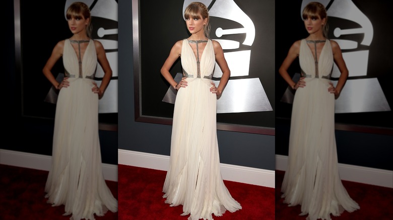 Taylor Swift posant les mains sur les hanches aux Grammy Awards 2013