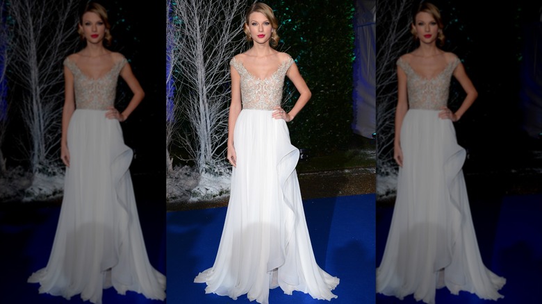 Taylor Swift pose avec une main sur la hanche lors du gala des Winter Whites 2013