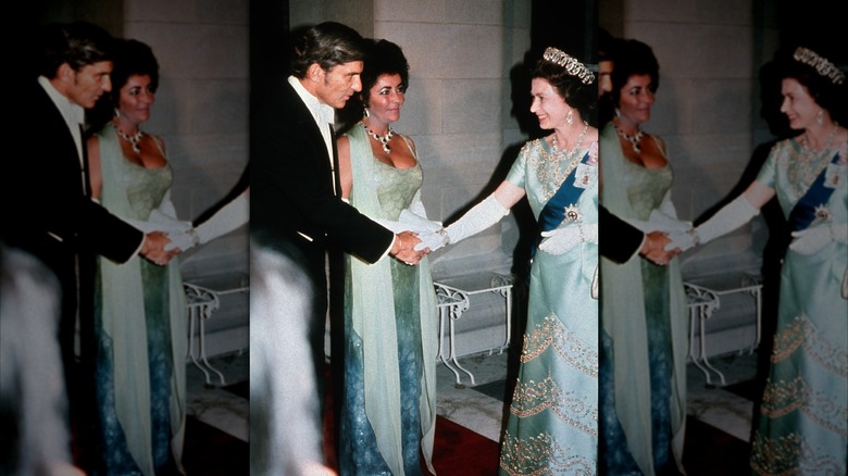 Elizabeth Taylor portant une robe verte avec un foulard et des bijoux tendance rencontre la reine Elizabeth portant une robe aux couleurs similaires.