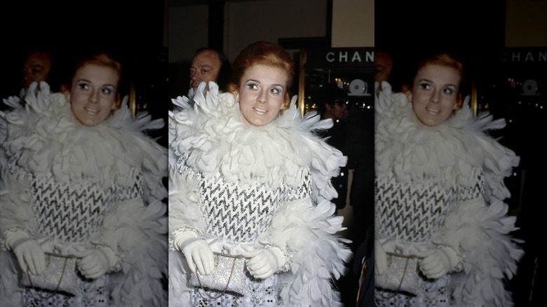 Ann-Marget portant une robe à plumes blanches et des gants blancs lors des Golden Globe Awards 1970.