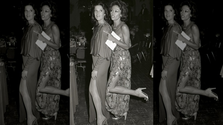 Rita Moreno portait une robe bustier à fleurs avec la jambe en arrière et Linda Lavin portait une robe fluide aux Emmy Awards 1978.