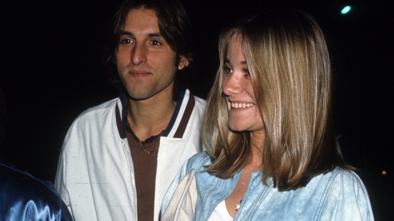 Chris Mancini et Maureen McCormick arrivent à un événement en 1977