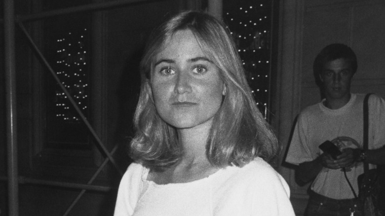 Maureen McCormick en tenue blanche et cheveux courts à Midtown Manhattan en 1985