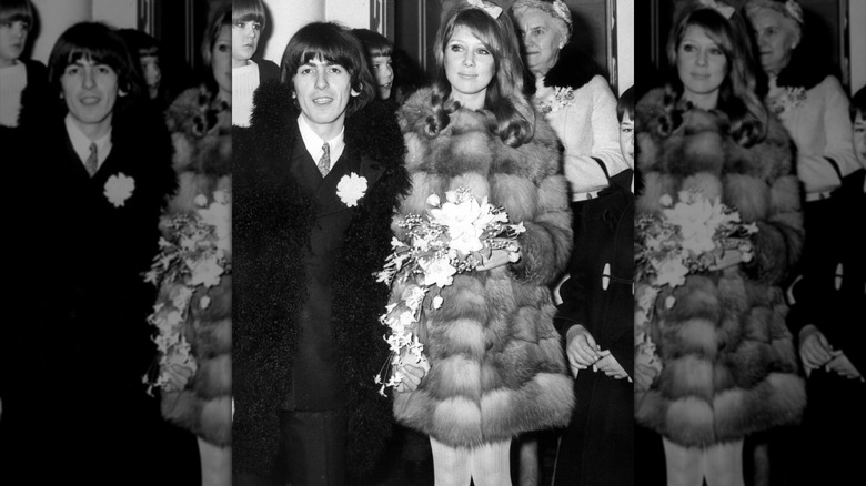 Pattie Boyd porte une jupe, un manteau et de longues chaussettes, assise sur un banc