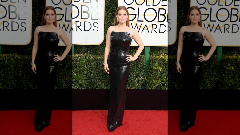 Amy Adams posant aux Golden Globes 2017.