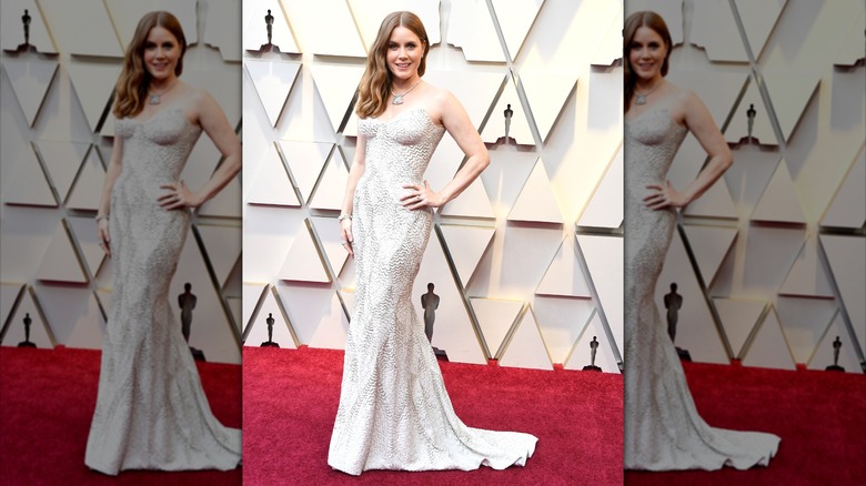 Amy Adams posant aux Oscars 2019.