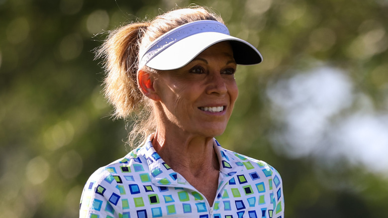 Vanna White portant une visière et un polo en jouant au golf