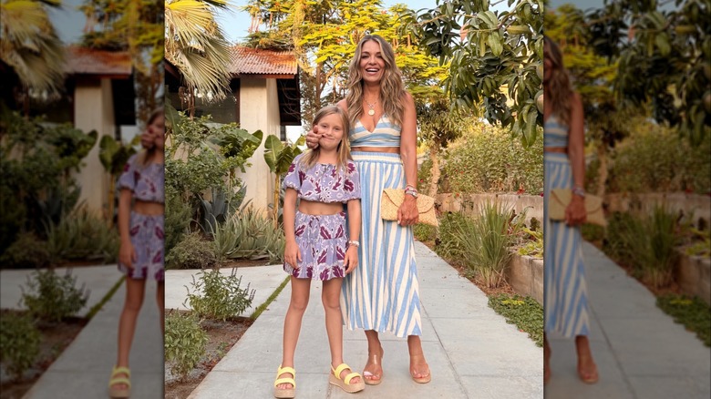 Sabrina Soto et sa fille posant dans des ensembles deux pièces d'inspiration tropicale à l'extérieur dans un endroit ensoleillé.