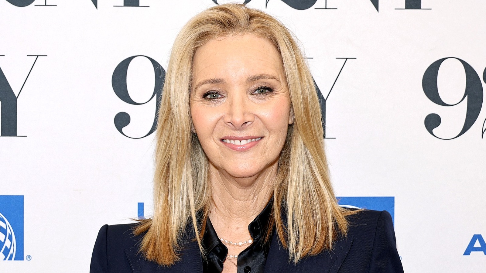 L'ambiance de la star de Friends Lisa Kudrow change avec sa couleur naturelle de cheveux foncés