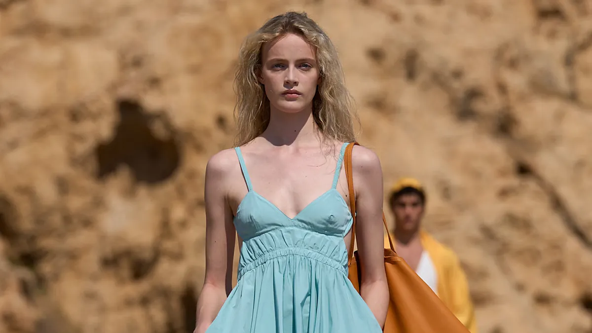 Comment vous habilleriez-vous si vous vouliez trouver le bonheur ? Le défilé Jacquemus mérite mille captures d'écran si vous cherchez de l'inspiration pour bien vous habiller cet été