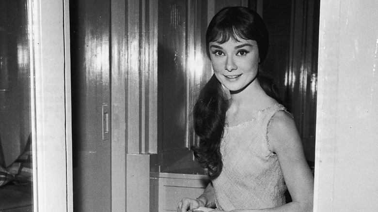 Audrey Hepburn sourit pour une photo à la fin des années 1950