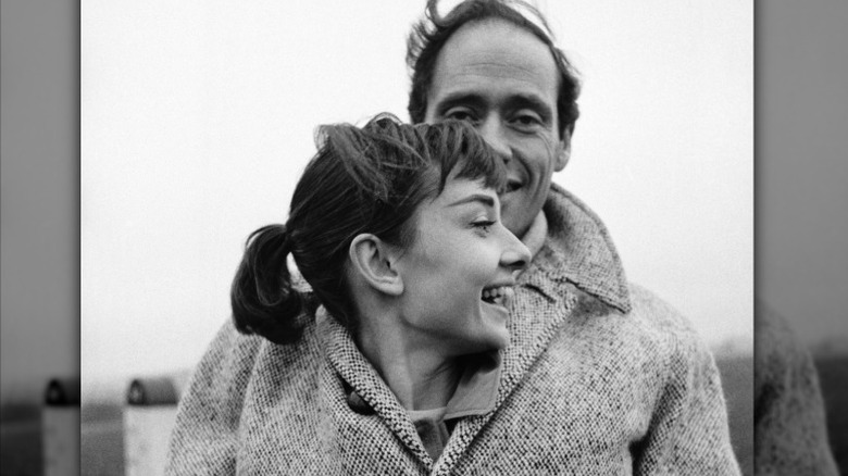 Audrey Hepburn se rapproche de son mari Mel Ferrer en 1956