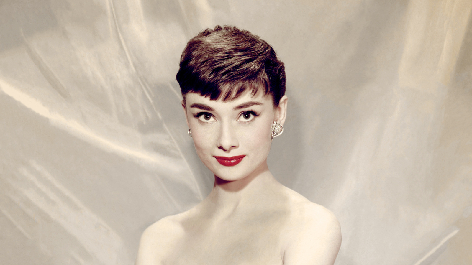 8 photos de retour d'Audrey Hepburn avec des coiffures différentes de son look signature