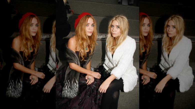 Mary Kate Olsen et Ashley Olsen photographiées lors d'un défilé de mode portant des styles indie sleaze.