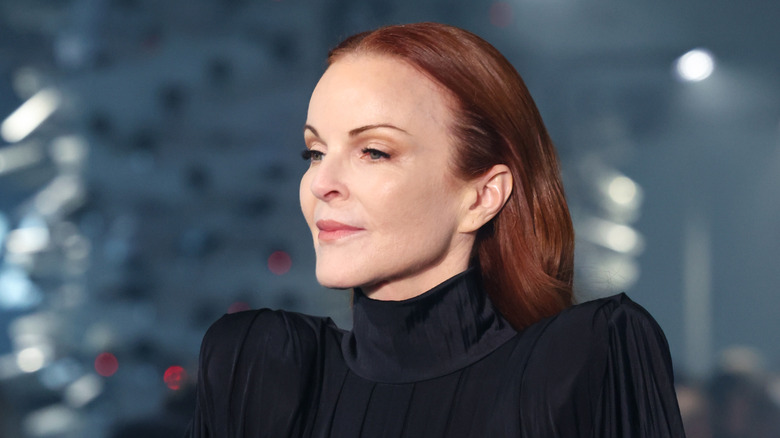 Marcia Cross porte une robe noire au défilé Vetements automne/hiver 2024