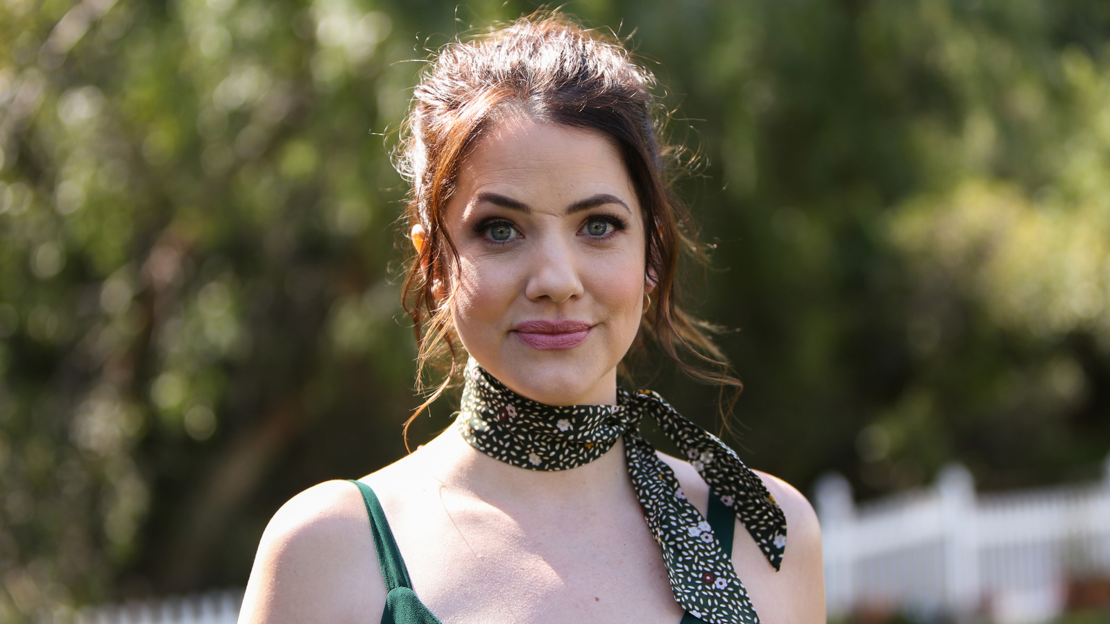 La star de Hallmark, Julie Gonzalo, est superbe dans plusieurs couleurs de cheveux différentes