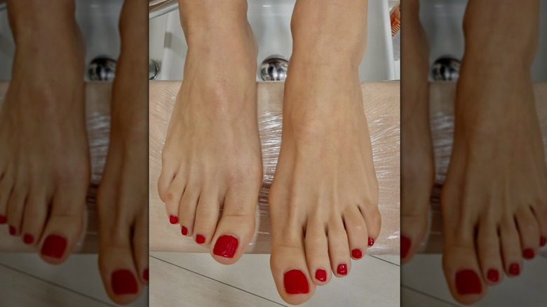 pédicure rouge classique