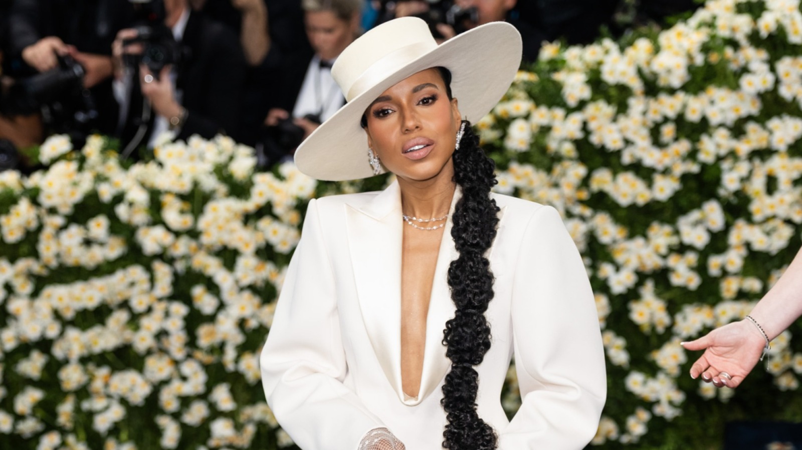 9 célébrités qui ont fait des déclarations de mode majeures avec des chapeaux