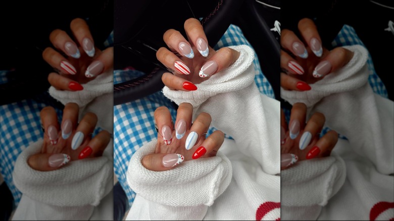 Ongles avec des motifs différents sur chaque doigt.