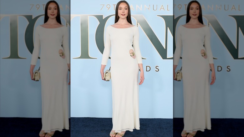 Ella Beatty portant une robe blanche ennuyeuse avec une découpe sur le côté aux Tony Awards 2026