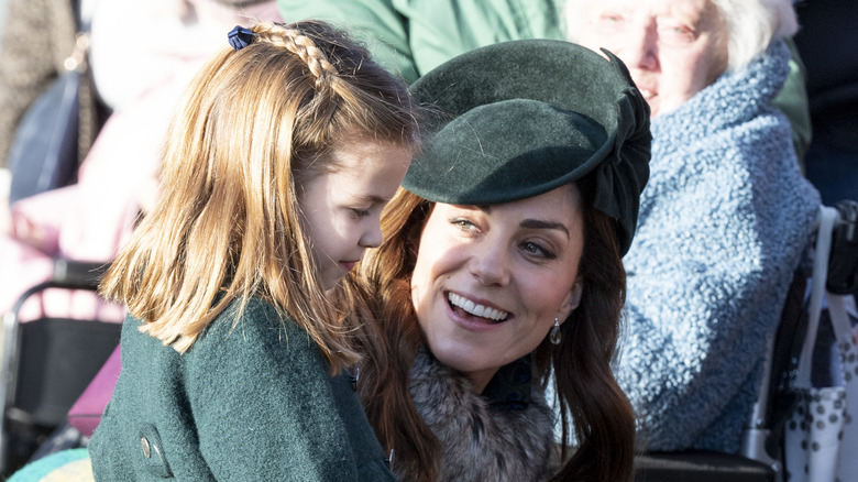 La princesse Charlotte souriante avec sa maman Kate Middleton