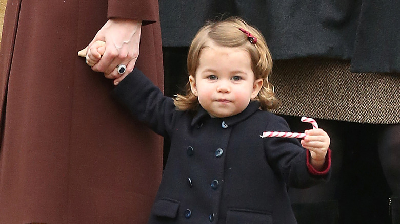 La princesse Charlotte tenant une canne en bonbon